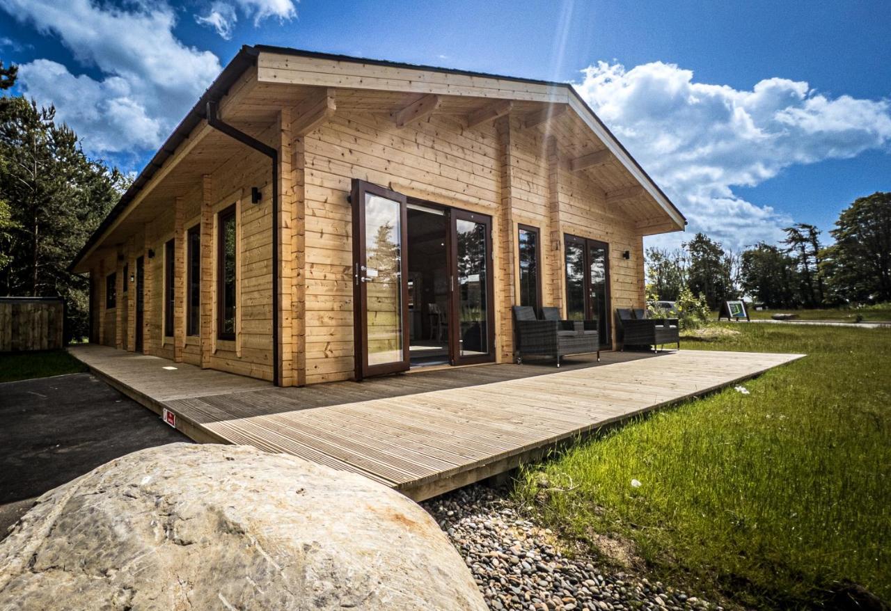 Sundance Lodge, Fantastic New Cabin With Hot Tub - Sleeps 6 - Largest In Felmoor Park Morpeth Buitenkant foto