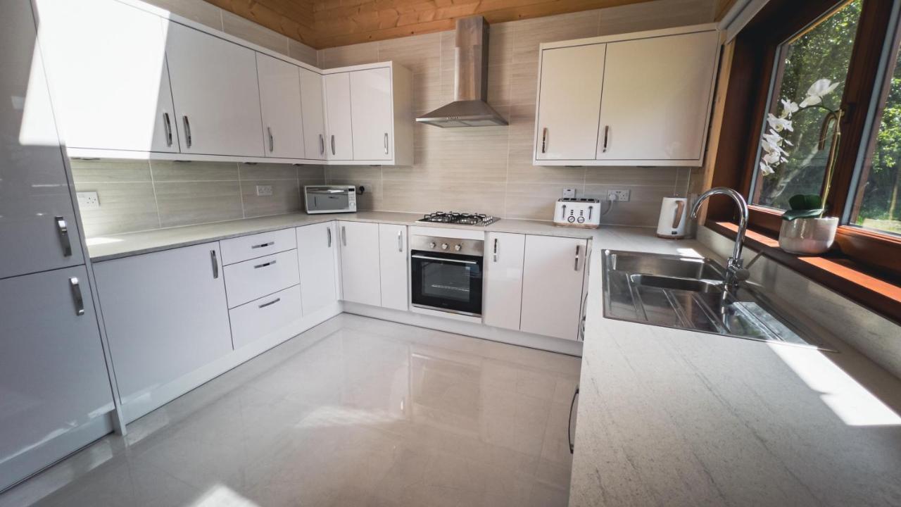 Sundance Lodge, Fantastic New Cabin With Hot Tub - Sleeps 6 - Largest In Felmoor Park Morpeth Buitenkant foto