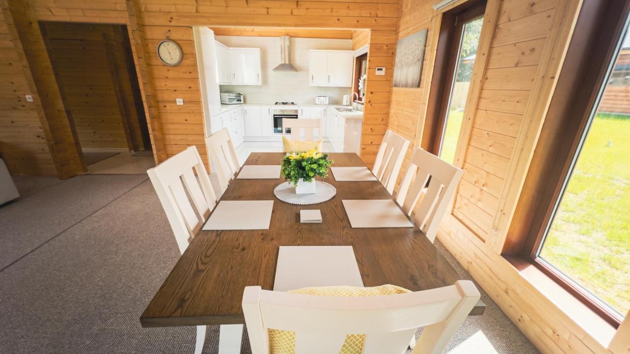 Sundance Lodge, Fantastic New Cabin With Hot Tub - Sleeps 6 - Largest In Felmoor Park Morpeth Buitenkant foto