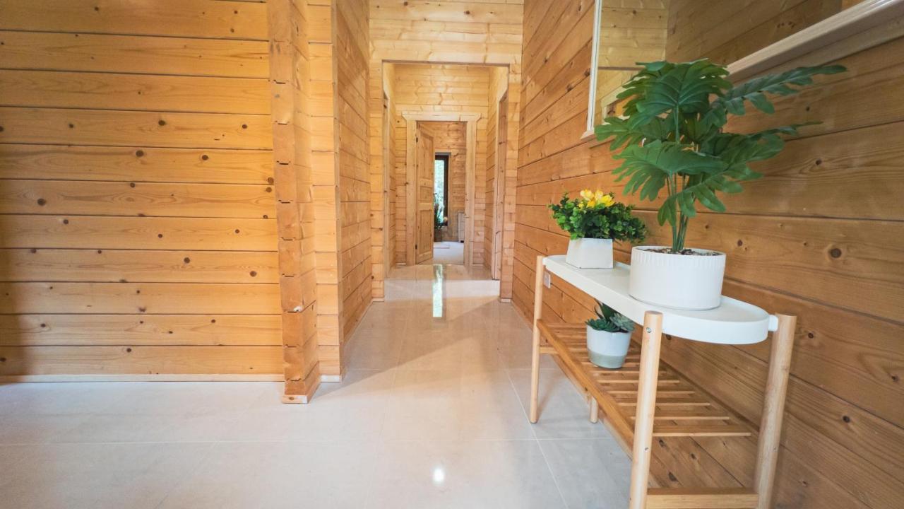 Sundance Lodge, Fantastic New Cabin With Hot Tub - Sleeps 6 - Largest In Felmoor Park Morpeth Buitenkant foto