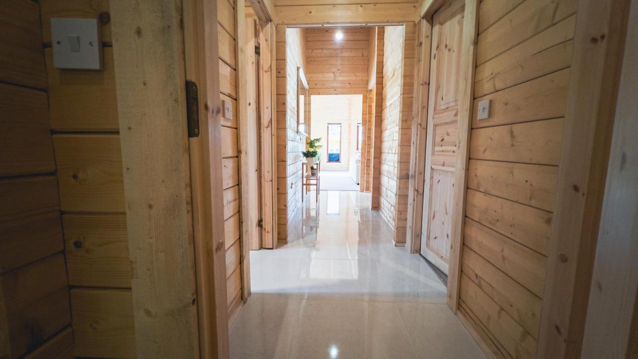 Sundance Lodge, Fantastic New Cabin With Hot Tub - Sleeps 6 - Largest In Felmoor Park Morpeth Buitenkant foto
