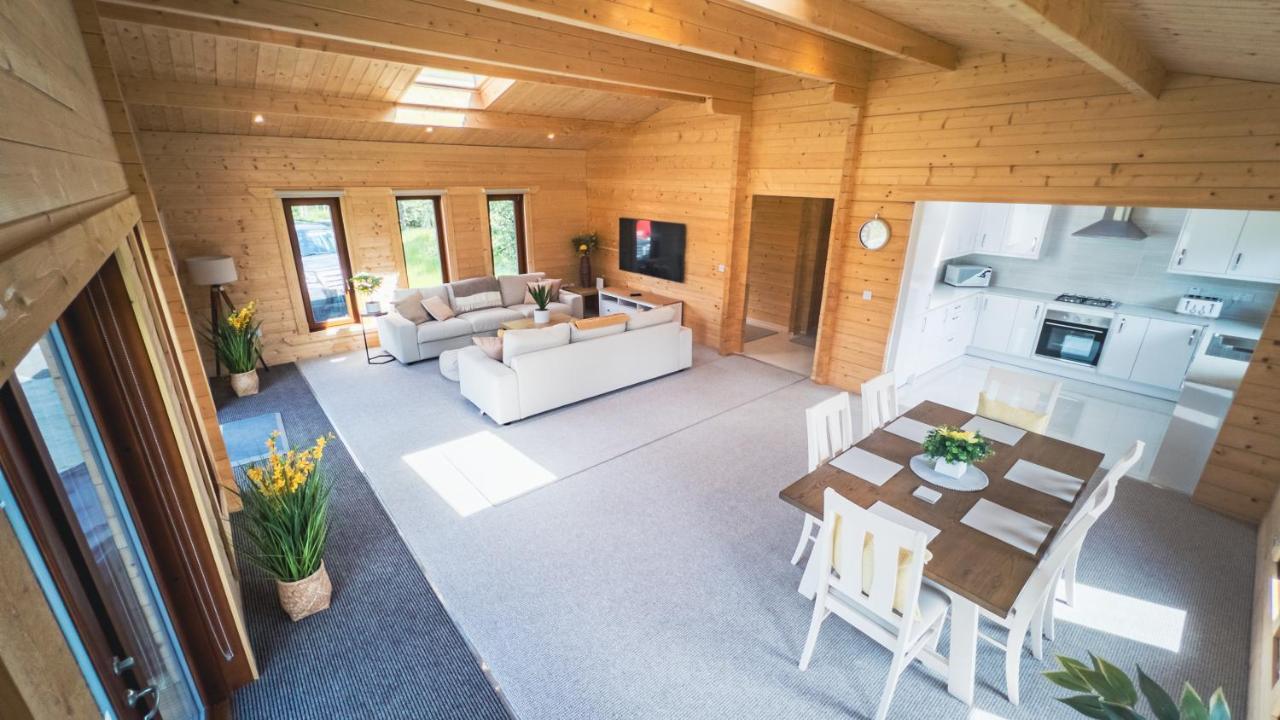 Sundance Lodge, Fantastic New Cabin With Hot Tub - Sleeps 6 - Largest In Felmoor Park Morpeth Buitenkant foto