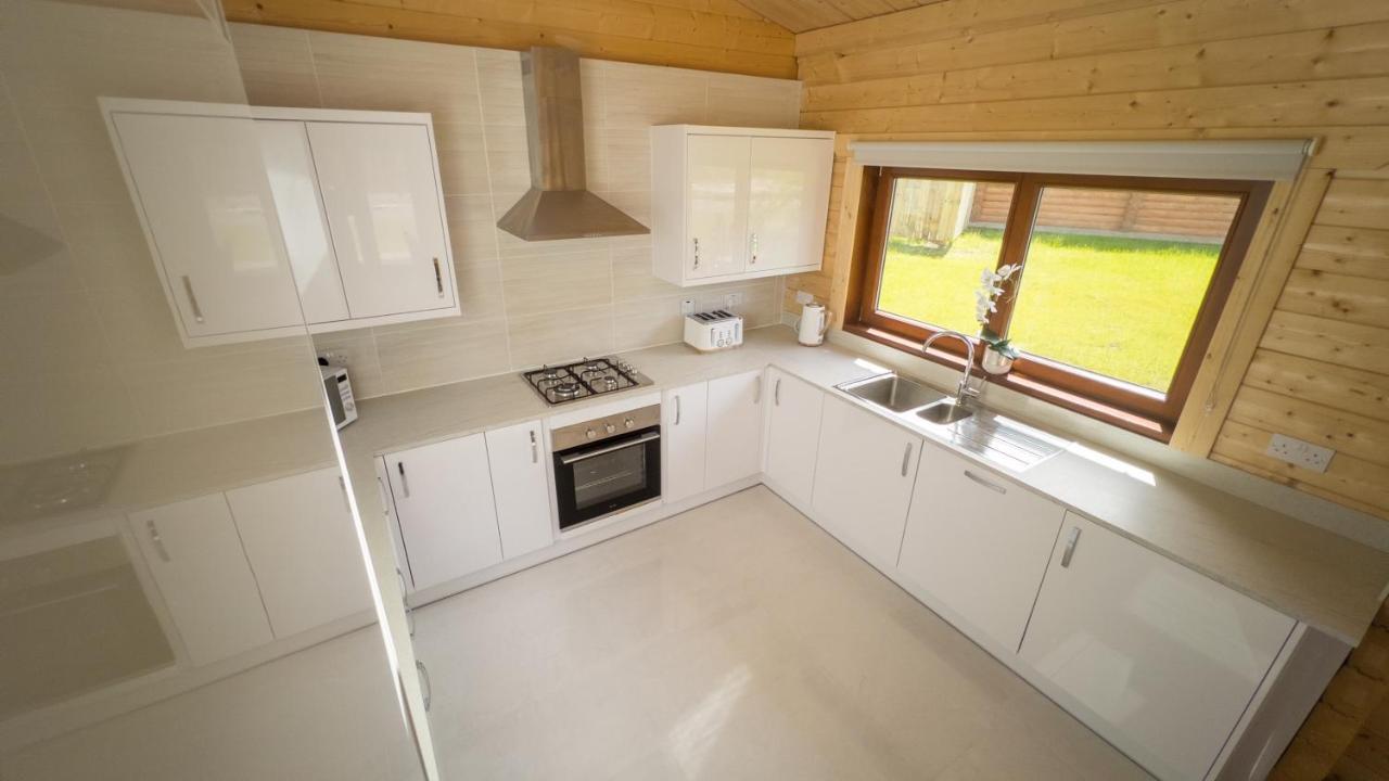 Sundance Lodge, Fantastic New Cabin With Hot Tub - Sleeps 6 - Largest In Felmoor Park Morpeth Buitenkant foto