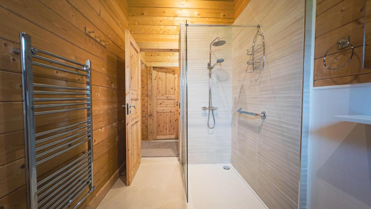 Sundance Lodge, Fantastic New Cabin With Hot Tub - Sleeps 6 - Largest In Felmoor Park Morpeth Buitenkant foto