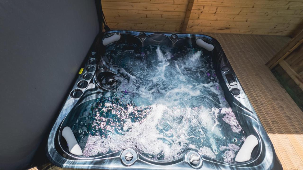 Sundance Lodge, Fantastic New Cabin With Hot Tub - Sleeps 6 - Largest In Felmoor Park Morpeth Buitenkant foto