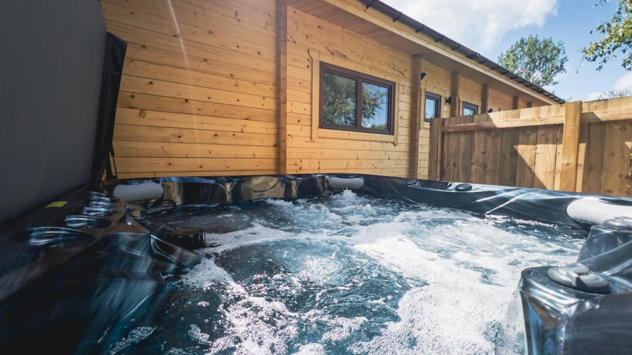 Sundance Lodge, Fantastic New Cabin With Hot Tub - Sleeps 6 - Largest In Felmoor Park Morpeth Buitenkant foto