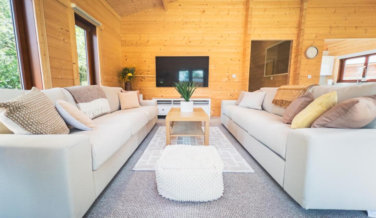 Sundance Lodge, Fantastic New Cabin With Hot Tub - Sleeps 6 - Largest In Felmoor Park Morpeth Buitenkant foto