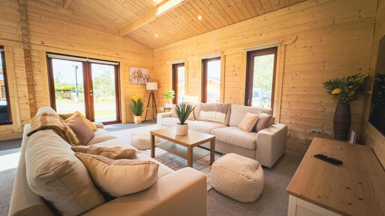 Sundance Lodge, Fantastic New Cabin With Hot Tub - Sleeps 6 - Largest In Felmoor Park Morpeth Buitenkant foto