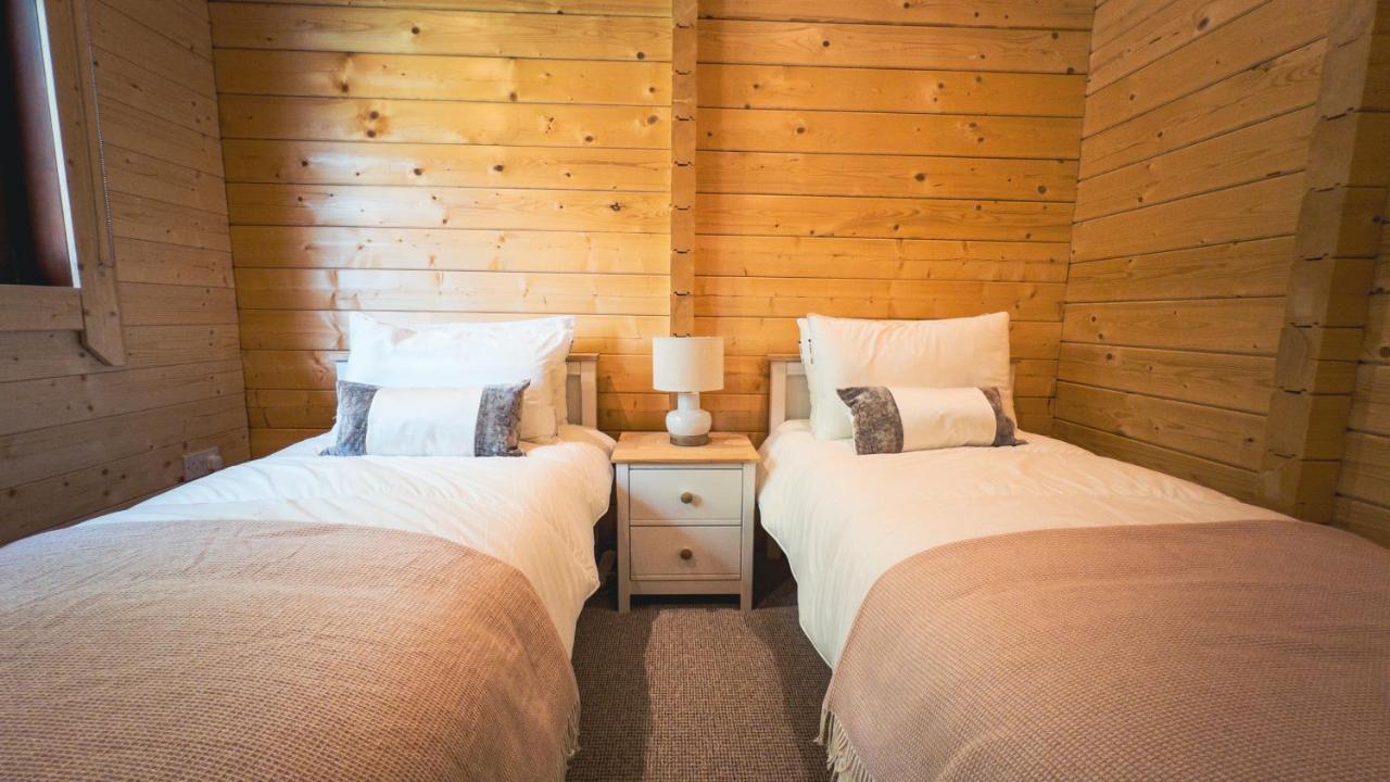 Sundance Lodge, Fantastic New Cabin With Hot Tub - Sleeps 6 - Largest In Felmoor Park Morpeth Buitenkant foto
