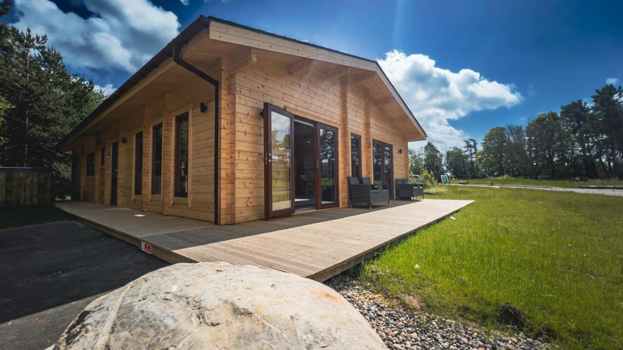 Sundance Lodge, Fantastic New Cabin With Hot Tub - Sleeps 6 - Largest In Felmoor Park Morpeth Buitenkant foto