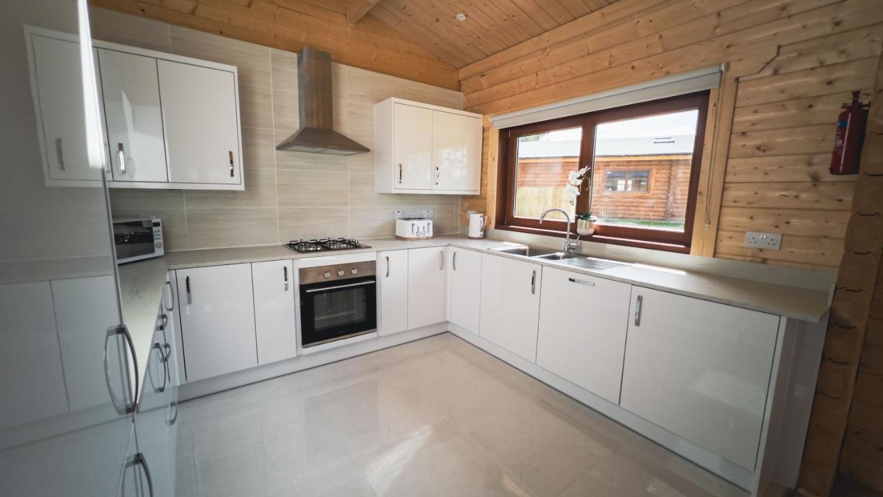 Sundance Lodge, Fantastic New Cabin With Hot Tub - Sleeps 6 - Largest In Felmoor Park Morpeth Buitenkant foto