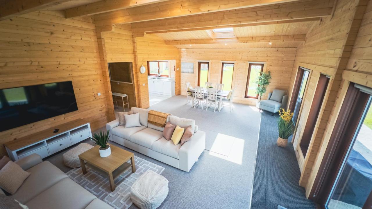 Sundance Lodge, Fantastic New Cabin With Hot Tub - Sleeps 6 - Largest In Felmoor Park Morpeth Buitenkant foto