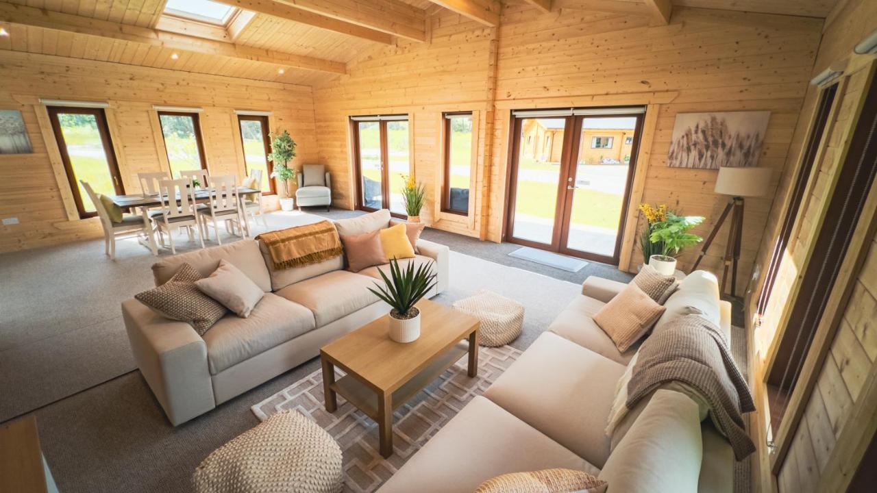 Sundance Lodge, Fantastic New Cabin With Hot Tub - Sleeps 6 - Largest In Felmoor Park Morpeth Buitenkant foto