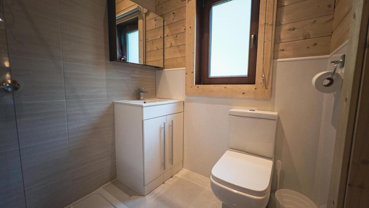 Sundance Lodge, Fantastic New Cabin With Hot Tub - Sleeps 6 - Largest In Felmoor Park Morpeth Buitenkant foto